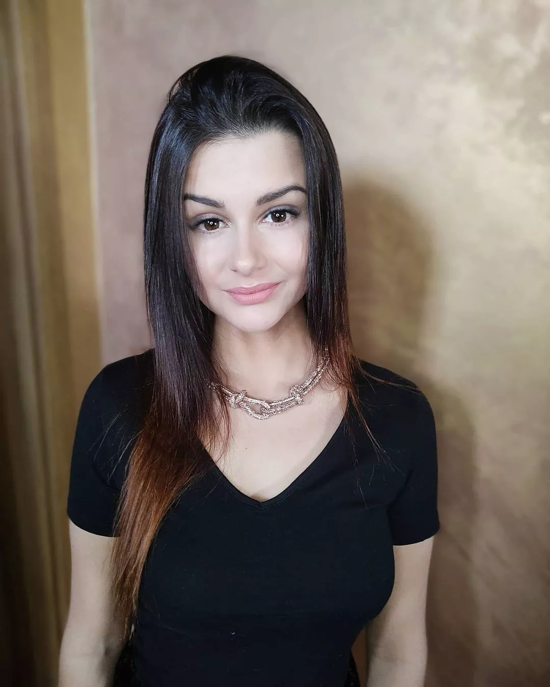 Skąpo ubrana prześliczna gwiazda disco polo w łóżkowej scenerii! Te zdjęcia robią wrażenie!